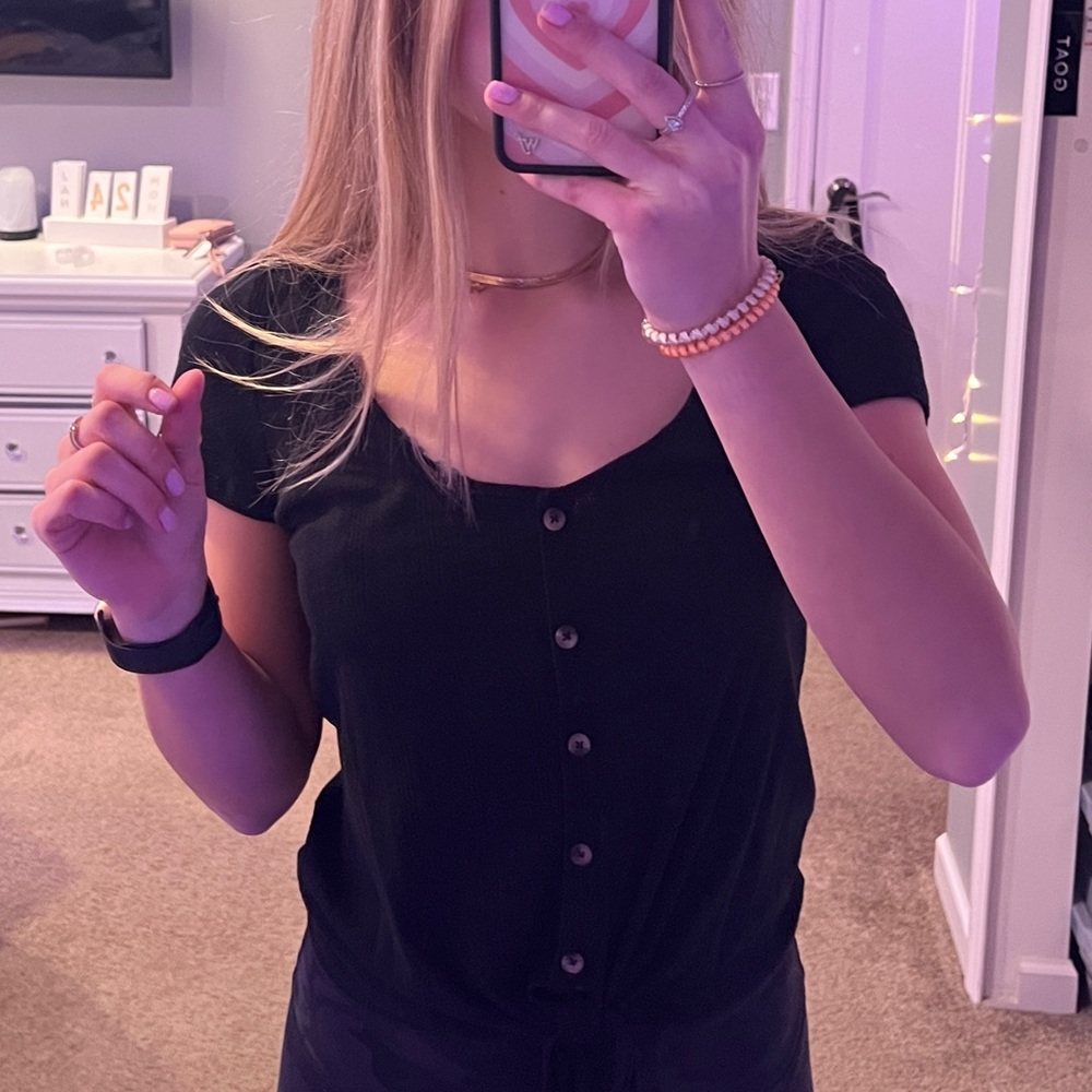 Black button t shirt from American Eagle. I’m good shape, soft and super cute.